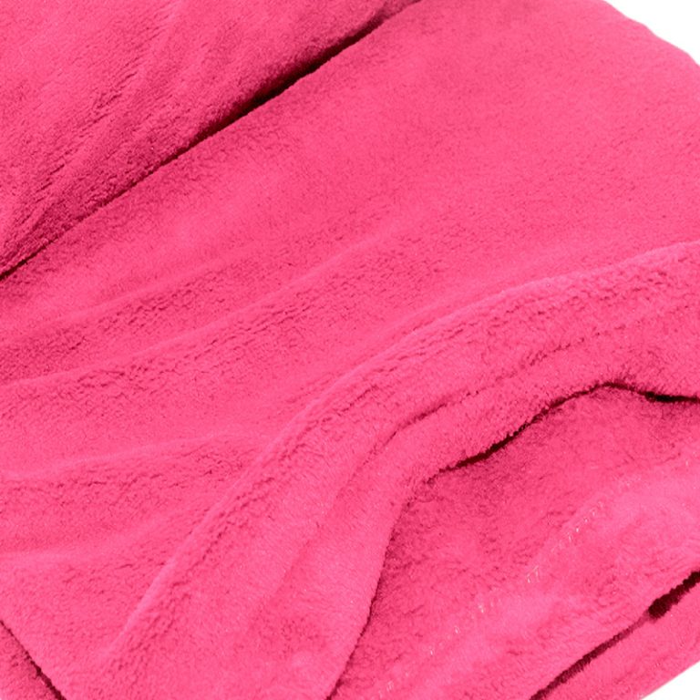 04b-Fleece-Blanket-Cerise-Use